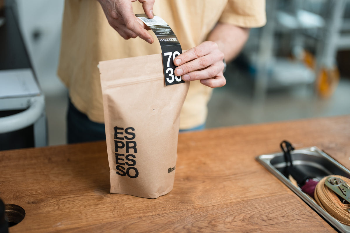 Kaffeeverpackung wird ordentlich geklebt