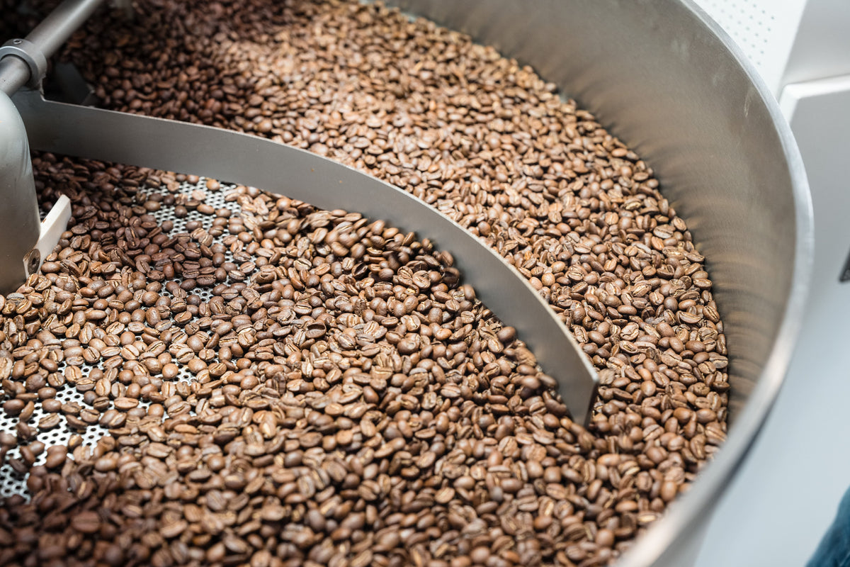 Kaffeebohnen werden in einer Rösttrommel geröstet